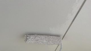 松阪市外壁塗装屋根塗装専門店ペイントハウスでの軒天井中塗りの画像