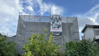 伊勢市の住宅にて、外壁塗装用の足場を組み立てている様子。安全第一で作業中。