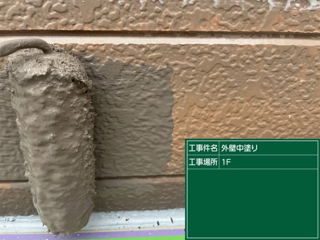 松阪市での外壁中塗り作業の様子｜株式会社ペイントハウス