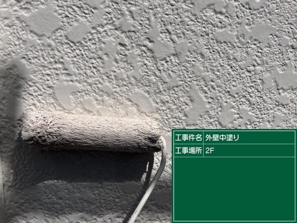 松阪市の住宅で外壁上塗りを施工中｜株式会社ペイントハウス