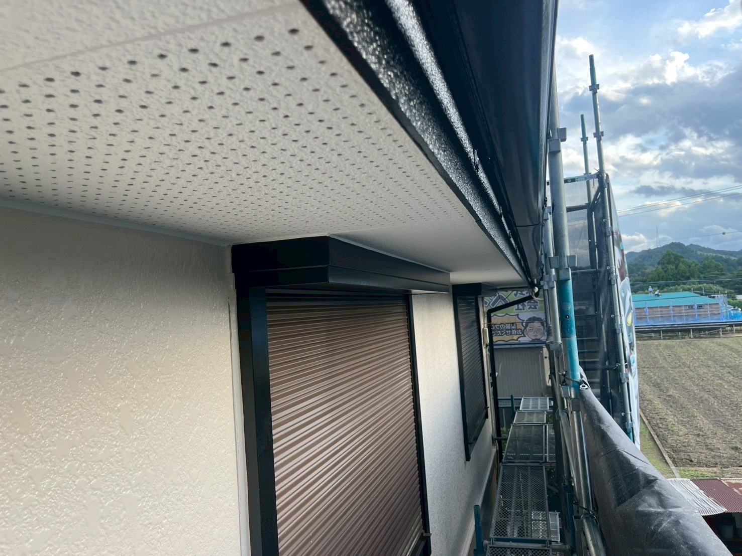 「多気町で行った付帯部中塗り作業｜雨どい・破風板・雨戸・軒天など｜外壁塗装ペイントハウス」