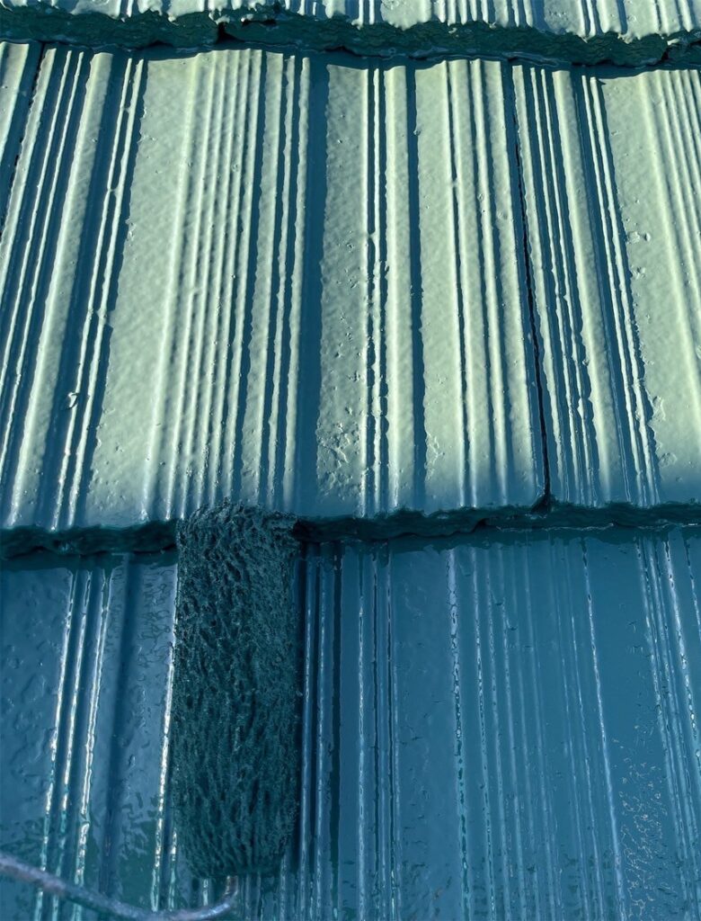 津市の現場で屋根上塗りを行うスタッフ｜株式会社ペイントハウス