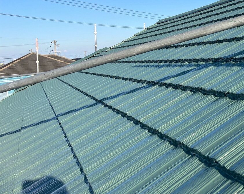 津市で屋根の下塗りと中塗りを行った施工後の屋根全体写真