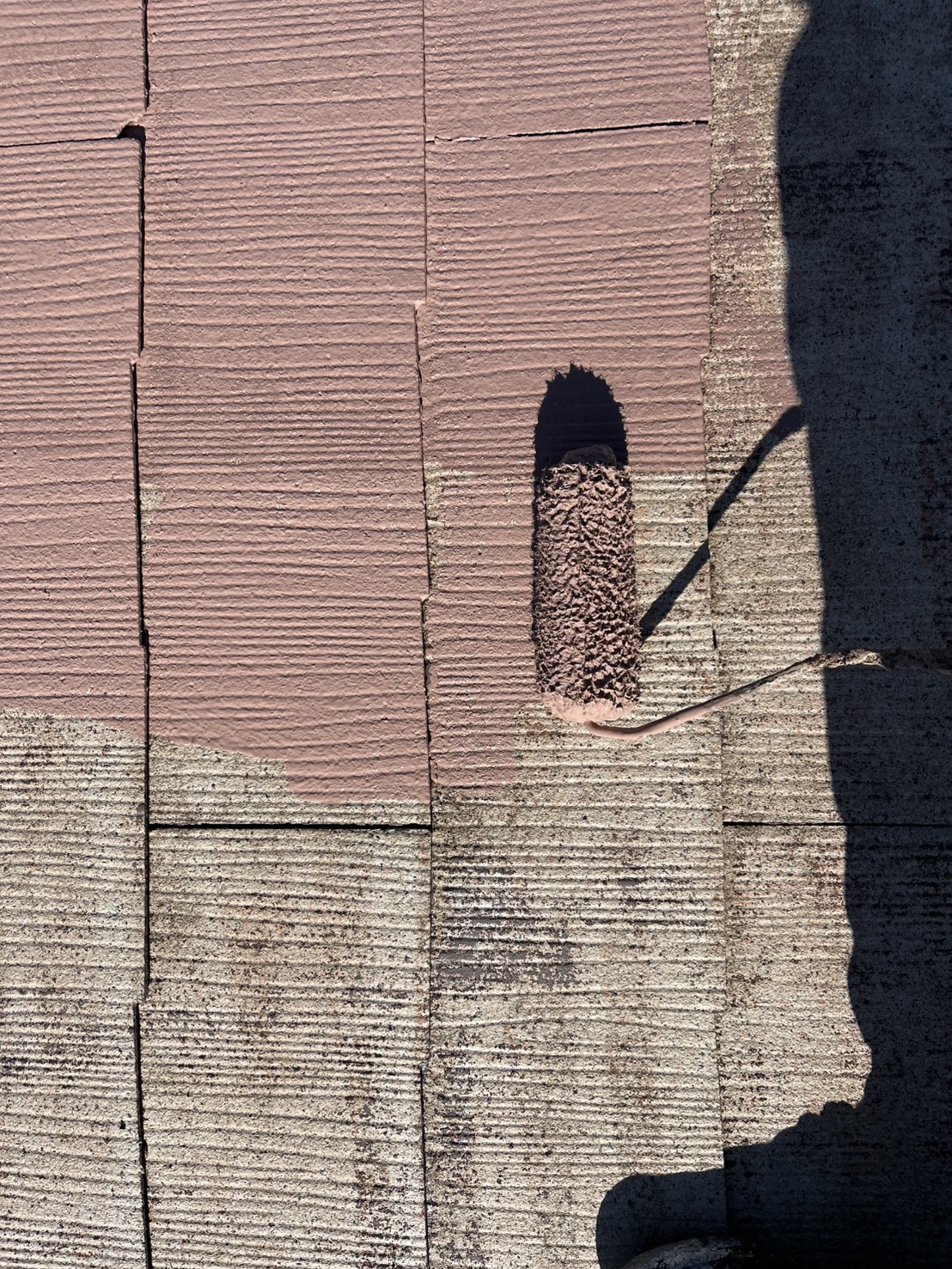 伊勢市で屋根塗装工事の下塗り・中塗り作業を行っている様子｜株式会社ペイントハウス