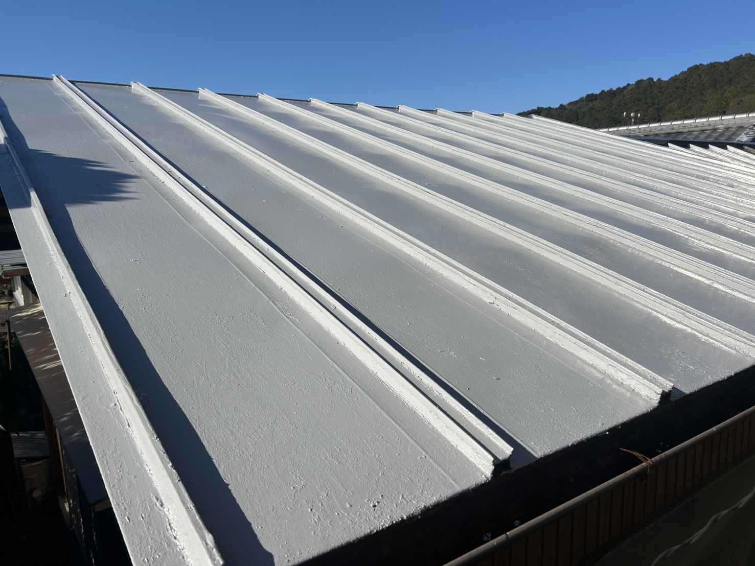大紀町で屋根塗装工事の上塗り作業を行っている様子｜株式会社ペイントハウス