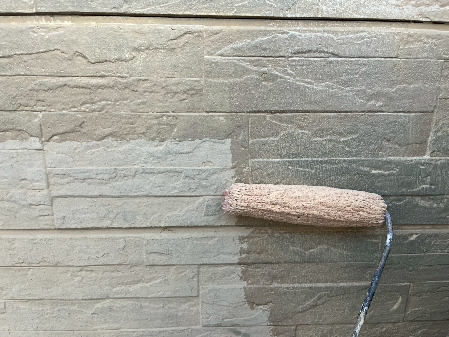 明和町で軒天中塗り・外壁下塗りを行いました/松阪市の外壁塗装専門店ペイントハウス