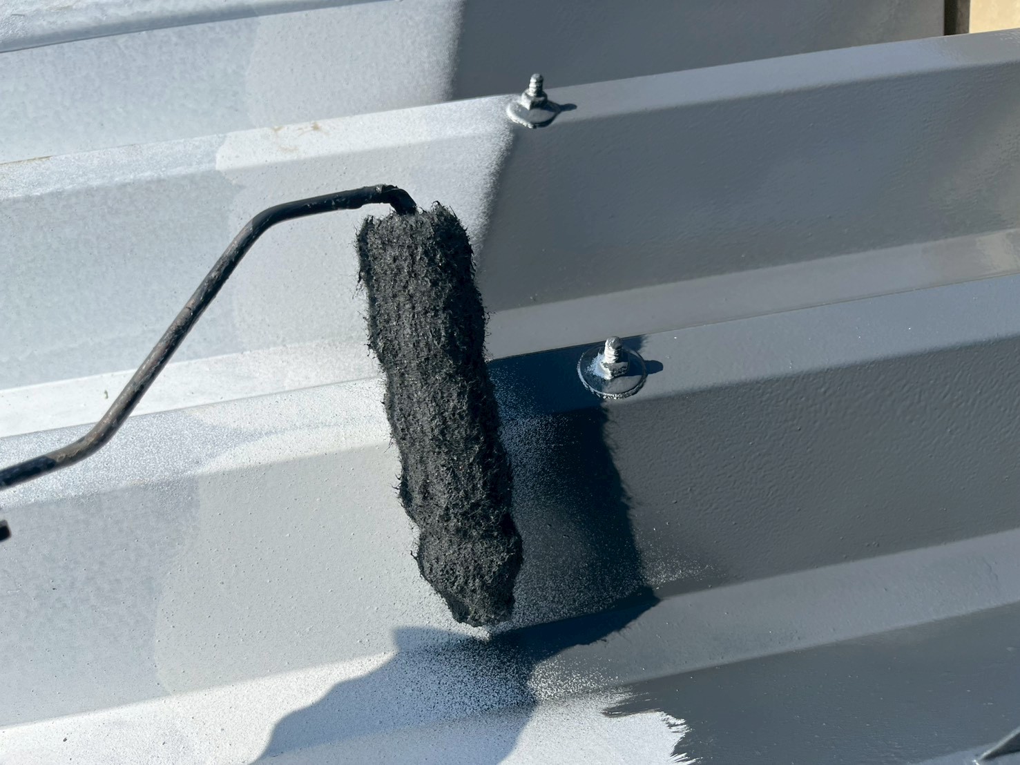 多気町折板屋根塗装｜さび止め・中塗りを行いました/松阪市の外壁塗装専門店ペイントハウス