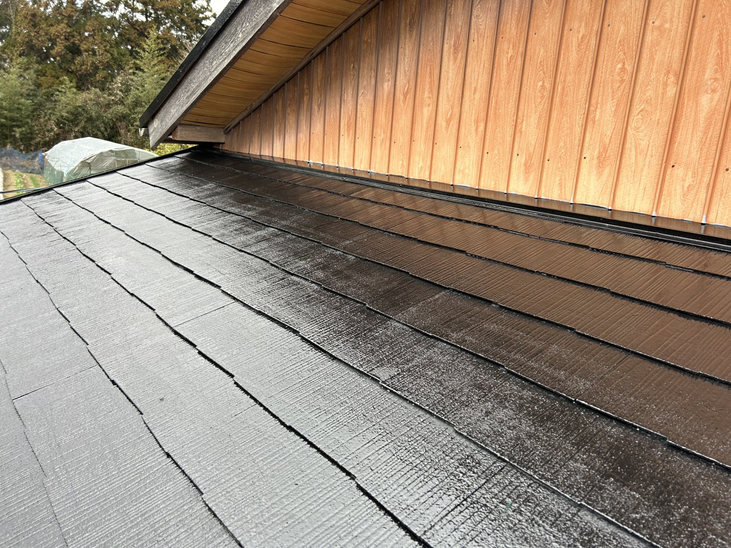伊勢市で屋根塗装工事｜屋根の上塗りを行いました/松阪市の外壁塗装専門店ペイントハウス